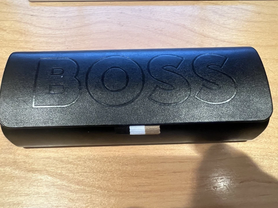 Estuche rígido para gafas de sol Hugo Boss negro con tela para lentes Foto 1 de 4