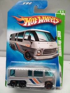 Hot Wheels Treasure Hunt 2009 /  GMC Motorhome - Long Card - Model Car - Picture 1 of 3