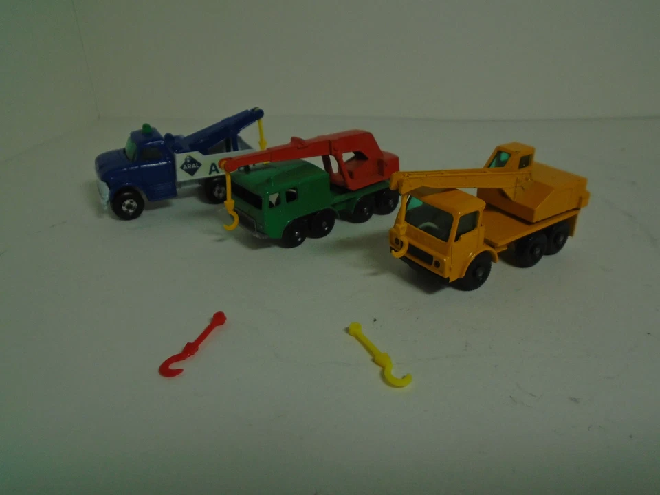 Replacement Matchbox Yellow or Red PLASTIC TOW HOOK for #s11c,13d,30c,63c or71c - Image 1 of 1