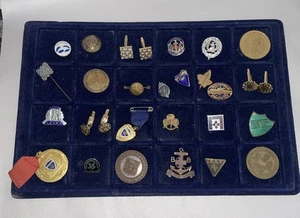 Bandeja abierta de objetos de colección incluye insignias militares y civiles Ect - Imagen 1 de 17