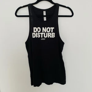 Camiseta sin mangas Lorna Jane talla pequeña negra blanca ropa deportiva “No molestar” - Imagen 1 de 7