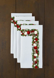 Christmas Garland Border Signature Collection 18" x 18" Napkins - 4 Pack - Picture 1 of 1