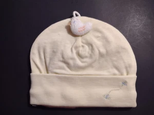 #48 Babymütze - gelb mit blauen Drachenfliegen und einer angebrachten weißen Ente 0-6 Meter  - Bild 1 von 4