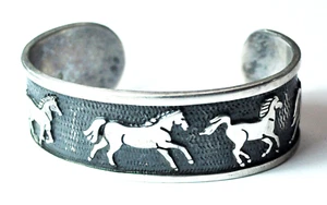Pulsera brazalete caballo plata esterlina cinco corrientes en relieve 23 mm 7" muñeca - Imagen 1 de 3