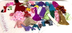Enorme lotto di 60 articoli vestiti e accessori Barbie anni 90 - Foto 1 di 16