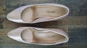 Ladies Size 8.5M gold Vaneli shoes - Picture 1 of 3