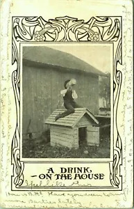 Ein Getränk auf dem Haus Mann Alkoholkrug Hundehütte Mäßigung Jugendstil Postkarte - Bild 1 von 2