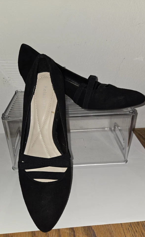 Sapatos femininos Relativity salto de camurça bomba 1 1/2" alça Ruche preta 8M - Imagem 1 de 3