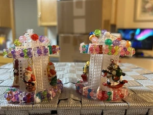 Par De Colección De Adornos De Carrusel De Navidad Con Cuentas Hechos A Mano y Pequeñas Figuras Usados En Excelente Condición - Imagen 1 de 7