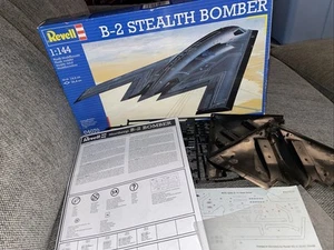 REVELL B-2 STEALTH BOMBER AIRCRAFT 1:144 SCALE MODEL KIT - 04070 - Picture 1 of 2