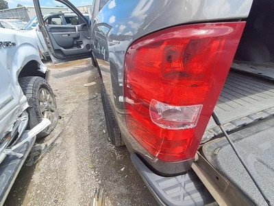 Conjunto de luz trasera izquierda usado se adapta a: camioneta Chevrolet Silverado 1500 2013 Foto 1 de 4