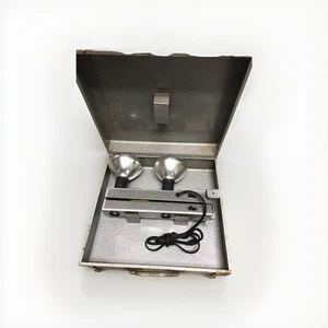 Vintage Folding 4 Bulb LIGHT BAR W/metal CASE - 2 Bulbs Included - Picture 1 of 12