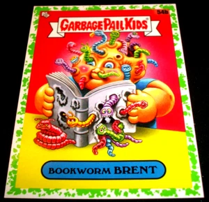 Cubo de basura 2022 Topps para niños Book Worms "BOOKWORM BRENT" #54b Green Border - Imagen 1 de 1