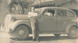 Großer Schnappschuss Oldtimer Foto Mann 1937 Dodge D-5 viertürige Limousine cooler Oldtimer - Bild 1 von 6