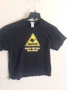 Family Guy Stewie schwarzes T-Shirt ""Doesn't Play Well With Others"" Größe Medium 2008 - Bild 1 von 7