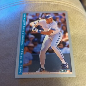 1993 Fleer #343 Dave Winfield baseball card, NM+ condition Blue Jays