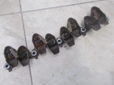 Cadillac Coupe DeVille 4,1 L V8 Cyl. Brazos basculantes de cabeza / soporte RH 82 83 usado OEM Foto 1 de 2