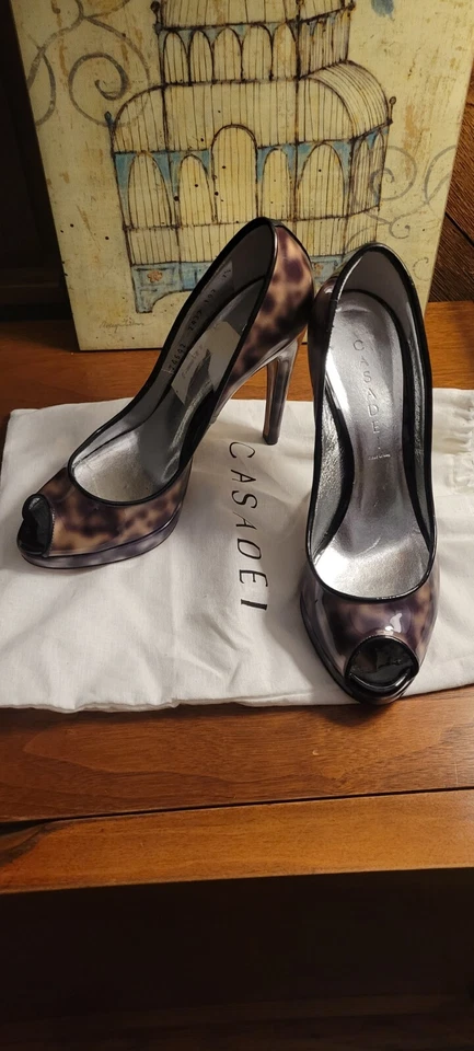 Tacones con puntera abierta con estampado animal Casadei Foto 1 de 4
