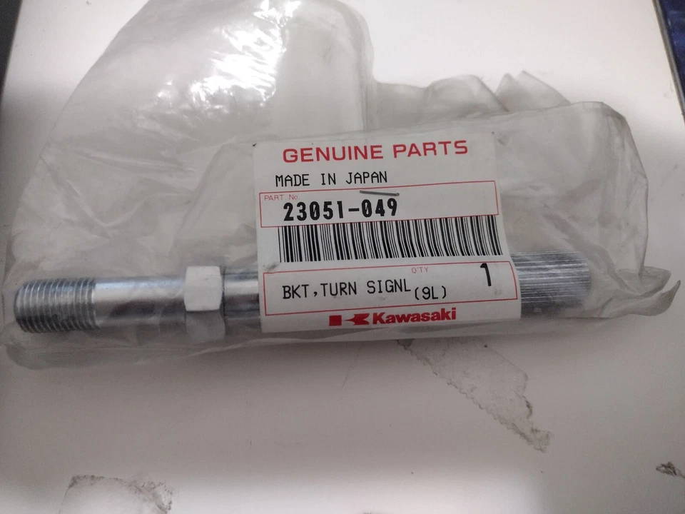 Soporte de luz de señal de giro Kawasaki 23051-049 KZ200 KZ400 NUEVO DE COLECCIÓN Foto 1 de 1