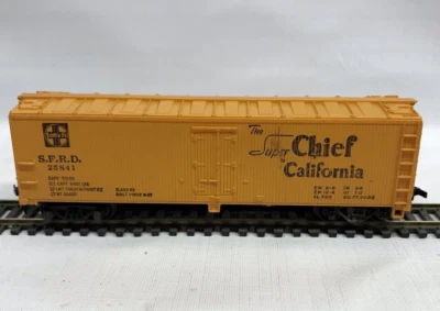 Mantua HO Scale 40' Wood Sheathed Reefer SFRD Santa Fe Car # 25841 - Image 1 of 4