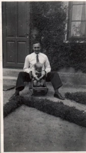 Mann & Kind Leben in Dänemark 1900 - 1950er Jahre seltenes Vintage Foto kleine Größe 9x6 cm - Bild 1 von 1