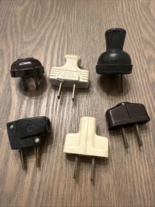 Lote vintage de 6 tapones para lámpara de baquelita. GE, gema, hemco, acción de resorte, círculo M - Imagen 1 de 6