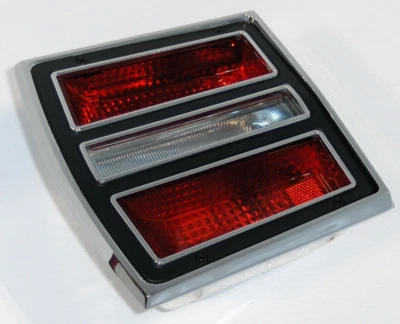 Conjunto de lente y bisel de luz de freno del lado izquierdo del conductor para Dodge Dart 1968 Foto 1 de 4