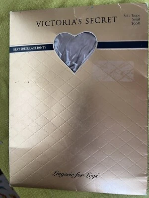 Pantimedias Victoria's Secret Sedosas de Encaje Transparente Suave Taupe Pequeñas Medias Nuevas en Paquete Foto 1 de 4