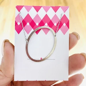 Collar inicial lateral placa plata letra O (envío GRATIS) - Imagen 1 de 2