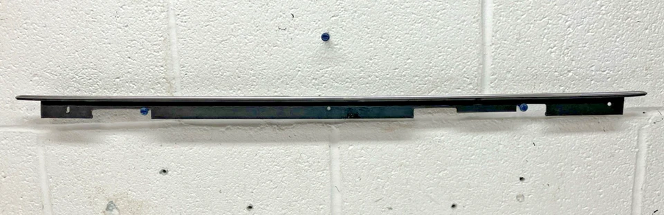 全新 原始设备制造商 通用前 LH Beltline Weatherstrip 20008271 1982 - 1986 别克富豪 (Bin82) — 第 1/4 张图片