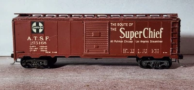 Camiones de muelles Santa Fe RR 40' Boxcar 275168 Super Chief acopladores Varney HO Foto 1 de 4