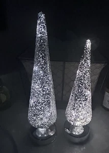 Juego de árboles conos iluminados con brillo plateado de 2-14" y 11"- temporizador LED brillo giratorio - Imagen 1 de 7