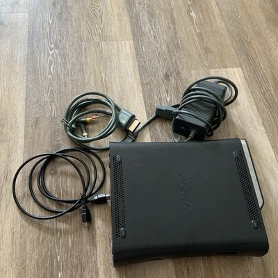 Консоль Microsoft Xbox 360 Elite 120 ГБ черная со шнурами протестирована (диск застрял) - Изображение 1 из 4