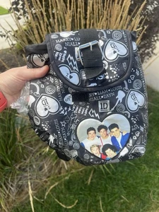 Mini mochila con licencia One Direction Y2K plateada y negra 2013 rara - usada - Imagen 1 de 1