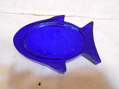 Jabonera de pescado de vidrio azul cobalto Foto 1 de 4