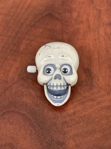 Hallmark Pin Halloween Totenkopf Aufzieh Geschwätz Skelett Brosche Vintage 1985 - Bild 1 von 7