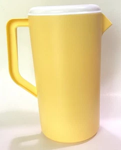 Jarra Rubbermaid amarilla vintage 2-1/4 Qrt tapa blanca 2445 - Imagen 1 de 13