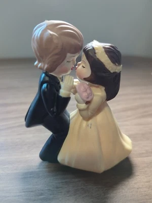 De colección 1975 Wilton Novia y Novio Pastel Topper Beso Pareja Plástico Hong Kong Foto 1 de 4