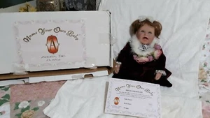 ADORA Name Your Own Baby Puppe 18 Zoll Mädchen Puppe rote Haare & blaue Augen Neu im Karton & Geburtskeramik - Bild 1 von 3