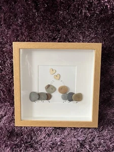 Handgefertigtes Kiesel Kunst Geschenk - Kieselrahmen - Raupen - einzigartiges Geschenk - Bild 1 von 3