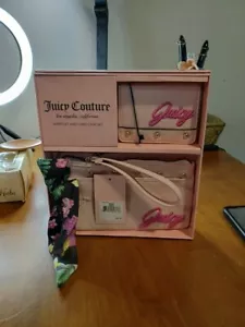 Juego de 2 muñequeras y tarjeteros JUICY COUTURE. Nuevo Con Caja (Macaroon Tropical) - Imagen 1 de 6