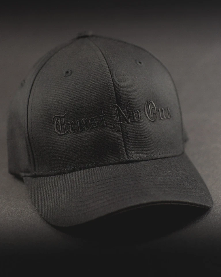 Sombrero Trust No One Structured Curved Bill Flexfit - Negro sobre Negro Foto 1 de 1