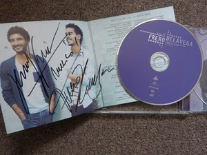 Autographes ORIGINAUX des Chanteurs FRERO DELAVEGA sur Jacket CD 2015 - Foto 1 di 3