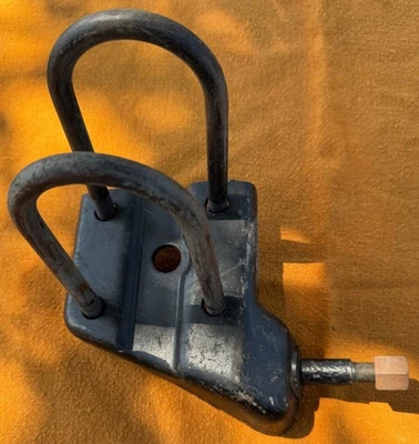 1953-1955 CORVETTE: Original Rear Spring Shock Plate w/ U-Bolts — 第 1/4 张图片