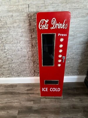 Mueble de madera retro 1950 pintado individualmente a mano por artista. Foto 1 de 4