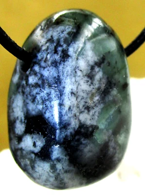 SMARAGD    Trommelstein   gebohrt  FREEFORM  EDELSTEIN    ANHÄNGER     Nr.3  - Bild 1 von 2