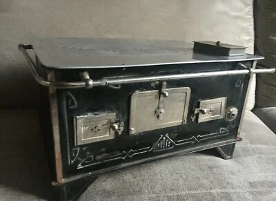 CUISINIERE ancienne - poupées - jouet  en tole - Photo 1/4