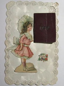 01G4 ANCIENNE CPA CARTE POSTALE FANTAISIE CHROMO DENTELLE AJOUTI ALMANACH 1910 - Picture 1 of 4