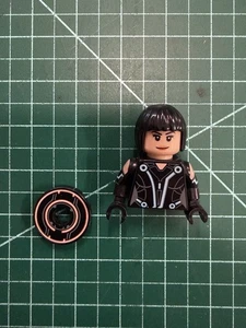TRON LEGACY LEGO Mini figure With Disc - Picture 1 of 4