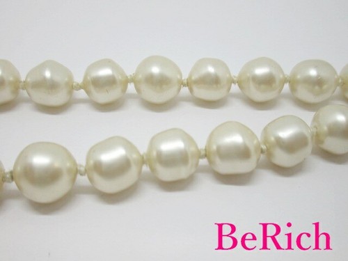 Collana Chanel Gripoix ciondolo colore pietra logo marchio cocco perla rosso verde